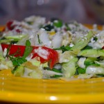 Овощной салат из капусты, помидор, зеленого лука, кукурузы и семечек кунжута